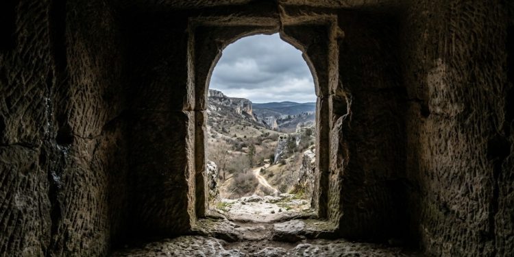 Você já se imaginou vivendo gerações inteiras em cavernas fechadas para o resto do mundo?
