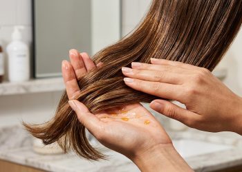 3 maneiras de aplicar óleo capilar que pode transformar seu cabelo opaco em fios de salão