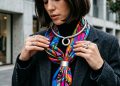 3 truques com lenço que só as estilosas vão usar para compor looks elegantes