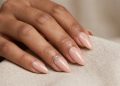 O jeito discreto de usar unhas com pedras que muda o visual