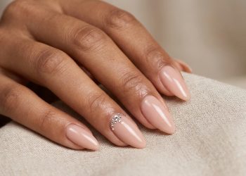 O jeito discreto de usar unhas com pedras que muda o visual
