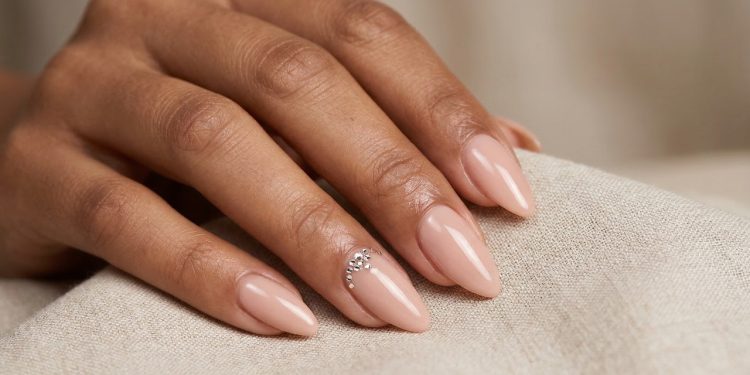 O jeito discreto de usar unhas com pedras que muda o visual