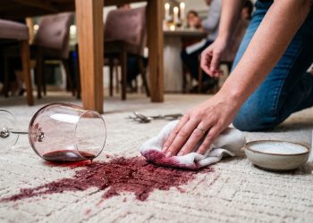 Uma mistura caseira para tirar a mancha de vinho tinto do tapete sem deixar marca e sem estragar o fio