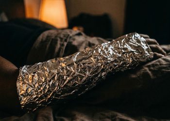 Enrole o braço em papel alumínio, a solução que a maioria das pessoas usa em casa à noite