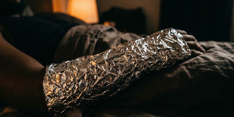 Enrole o braço em papel alumínio, a solução que a maioria das pessoas usa em casa à noite