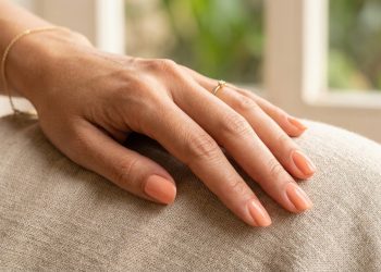 As 5 cores de esmalte que deixam suas mãos com aparência mais jovem