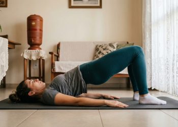 Nem abdominais nem prancha: o exercício simples que alivia a dor lombar crônica