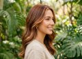 As cores de cabelo que ajudam a suavizar a aparência e podem rejuvenescer seu visual em poucos anos