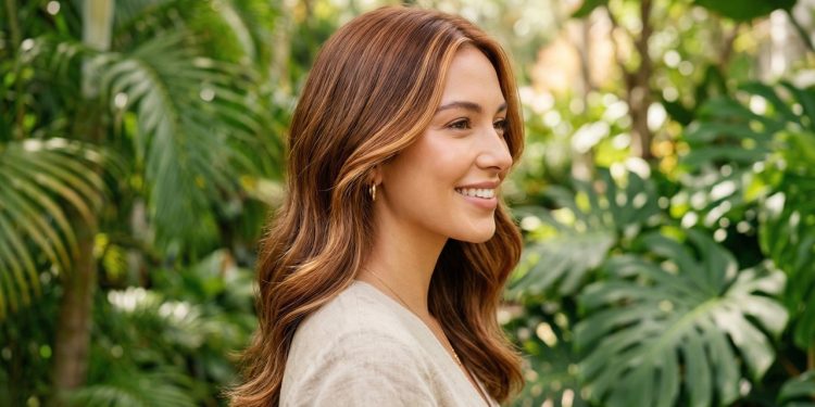 As cores de cabelo que ajudam a suavizar a aparência e podem rejuvenescer seu visual em poucos anos