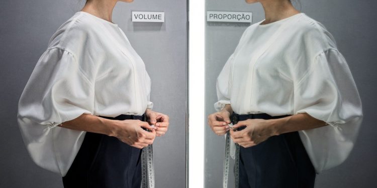 2 blusas femininas que não te valorizam e aumentam sua barriga visualmente