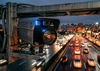 A que distância as câmeras de trânsito realmente detectam excesso de velocidade nas rodovias?