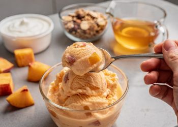 Sorvete de pêssego caseiro fica cremoso com 3 ingredientes
