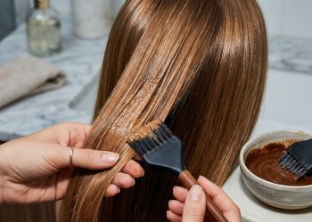 Tinta para cabelo de canela cria efeito iluminado e reflexos suaves nos fios sem química