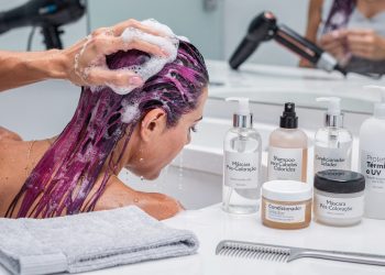 Esses 3 passos simples faz o desbotamento do seu cabelo demorar mais e dá brilho de salão