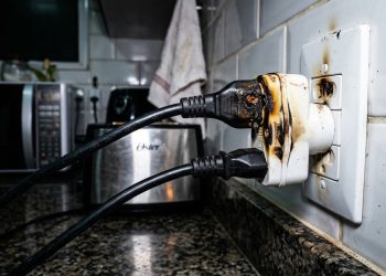 Por que você deve evitar ligar o micro-ondas e a torradeira ao mesmo tempo na mesma tomada