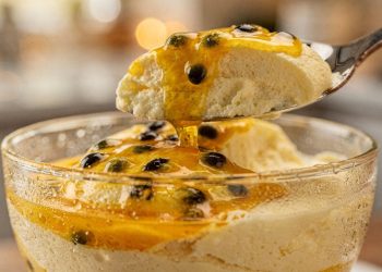 Mousse de maracujá fácil e cremosa ganha sabor equilibrado com polpa natural