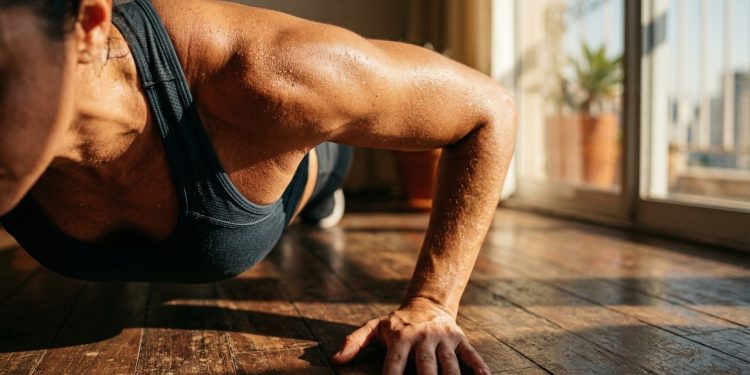 Este é o número de flexões que você deve ser capaz de fazer, com base na sua idade