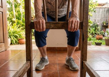 Nem caminhar nem bicicleta: o exercício simples que protege os joelhos dos idosos