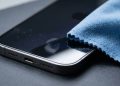 Como limpar o celular sem danificar a tela usando um método seguro que poucos conhecem