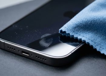 Como limpar o celular sem danificar a tela usando um método seguro que poucos conhecem