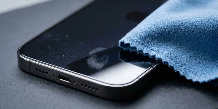 Como limpar o celular sem danificar a tela usando um método seguro que poucos conhecem