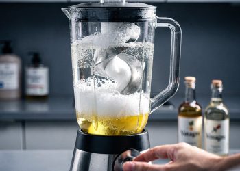 Esse método simples deixa o seu liquidificador limpo sem você machucar suas mãos na lâmina