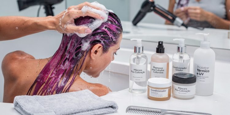 Esses 3 passos simples faz o desbotamento do seu cabelo demorar mais e dá brilho de salão