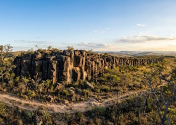 A muralha de 15 km no cerrado goiano que parece obra humana, mas tem 130 milhões de anos de história