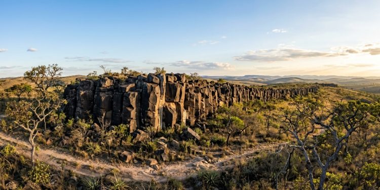 A muralha de 15 km no cerrado goiano que parece obra humana, mas tem 130 milhões de anos de história