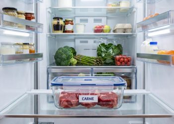 Por que as carnes não devem ser armazenadas em sacos plásticos na geladeira?