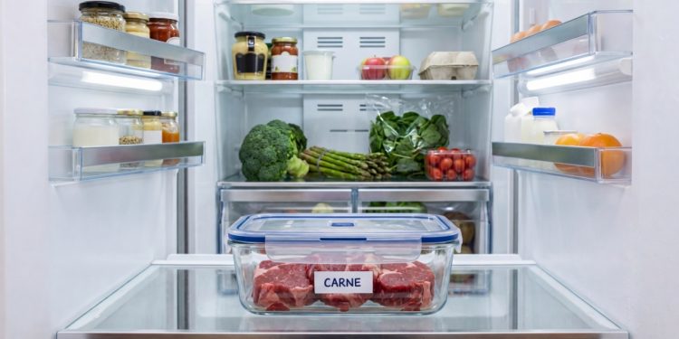 Por que as carnes não devem ser armazenadas em sacos plásticos na geladeira?