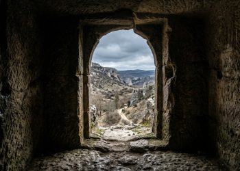 Cinco séculos de vida subterrânea com doenças, consanguinidade e conflitos: a descoberta arqueológica sem precedentes na Espanha