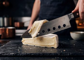 Por que algumas facas têm um furo na lâmina e para que ele serve exatamente?