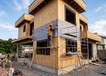 Esse homem construiu uma casa simples praticamente sozinho e mostrou quanto economizou usando materiais básicos