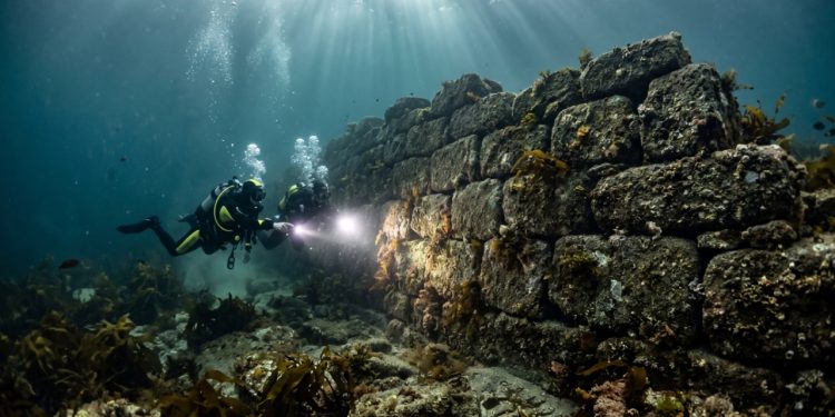 Uma muralha pré-histórica gigante foi localizada debaixo d'água no litoral da França