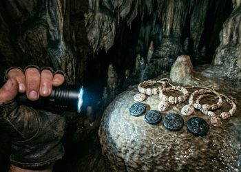 Exploradores encontraram uma câmara secreta em uma caverna repleta de vestígios de uma civilização perdida.
