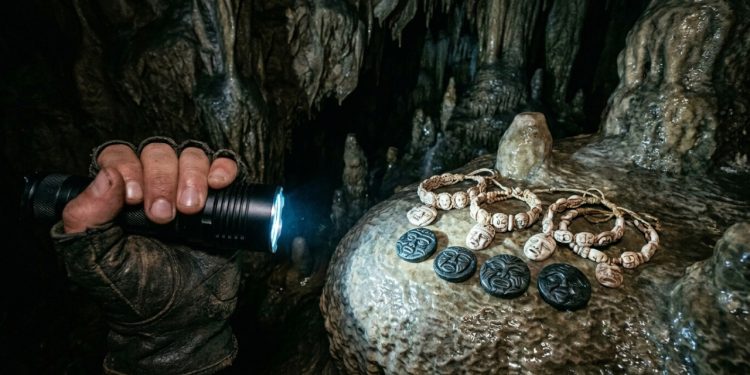Exploradores encontraram uma câmara secreta em uma caverna repleta de vestígios de uma civilização perdida.