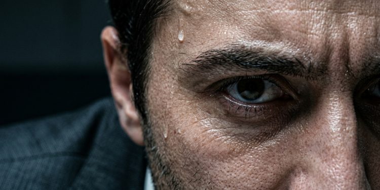 Microexpressões e rigidez verbal funcionam como sinais científicos para identificar mentiras em conversas