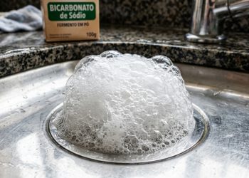 Despeje meio copo de vinagre e bicarbonato de sódio no ralo, e ele se limpará sozinho