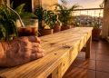 Homem construiu um banco de madeira para varanda em 3 horas usando apenas 12 parafusos e ferramentas básicas