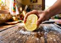 Casca de limão com sal grosso: por que essa combinação é recomendada e para que serve na cozinha e na limpeza