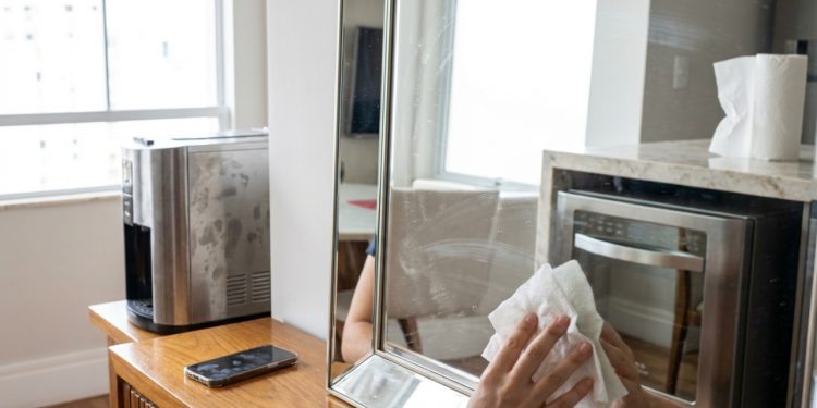 Quatro superfícies que não devem ser limpas papel toalha