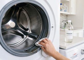 Como limpar a máquina de lavar por dentro com vinagre e bicarbonato para eliminar o cheiro de mofo
