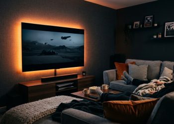 Transformei minha sala em um “cinema caseiro” gastando R$ 200 usando papel de parede e fita LED barata