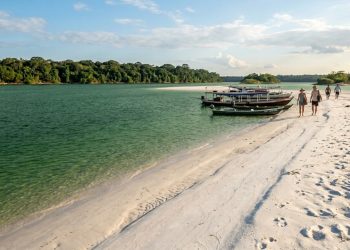 A vila com 400 anos de história e a praia de água doce mais bonita do mundo ficam no coração da Amazônia