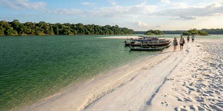 A vila com 400 anos de história e a praia de água doce mais bonita do mundo ficam no coração da Amazônia
