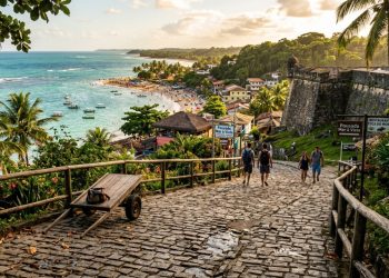 O vilarejo sem carros que tem a 4ª praia mais bonita do mundo e uma fortaleza de 1630 na porta de entrada