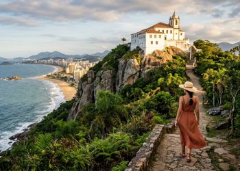 A cidade mais antiga do Espírito Santo tem 32 km de praias e um convento do século 16 no alto de um penhasco
