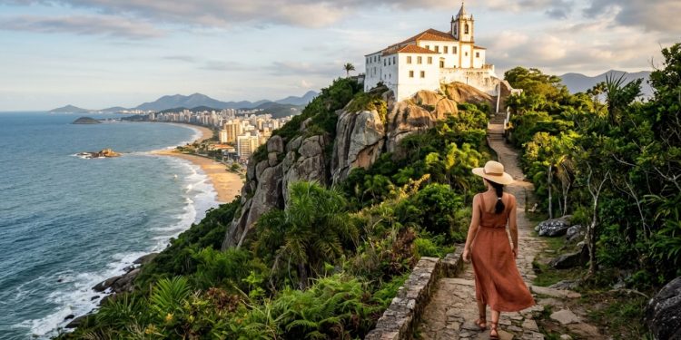 A cidade mais antiga do Espírito Santo tem 32 km de praias e um convento do século 16 no alto de um penhasco