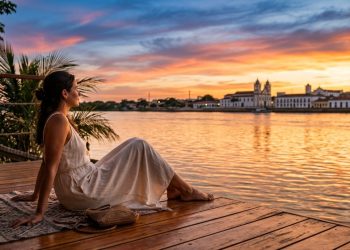 A “Cidade Branca” que registra 150 dias acima de 40°C por ano, guarda 60% do Pantanal e banha seu santo no rio